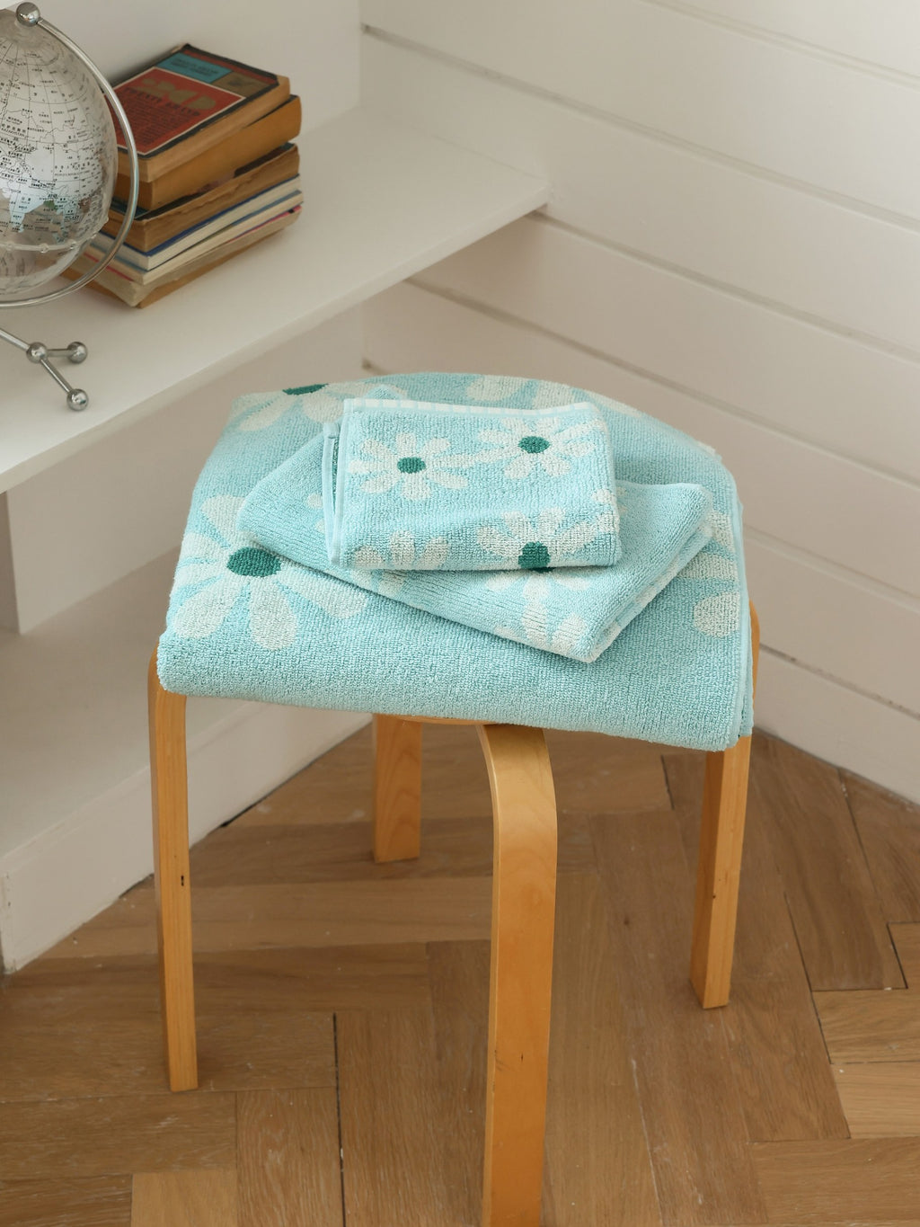 Daisy Jacquard Cotton Bath Towel original reference image 3