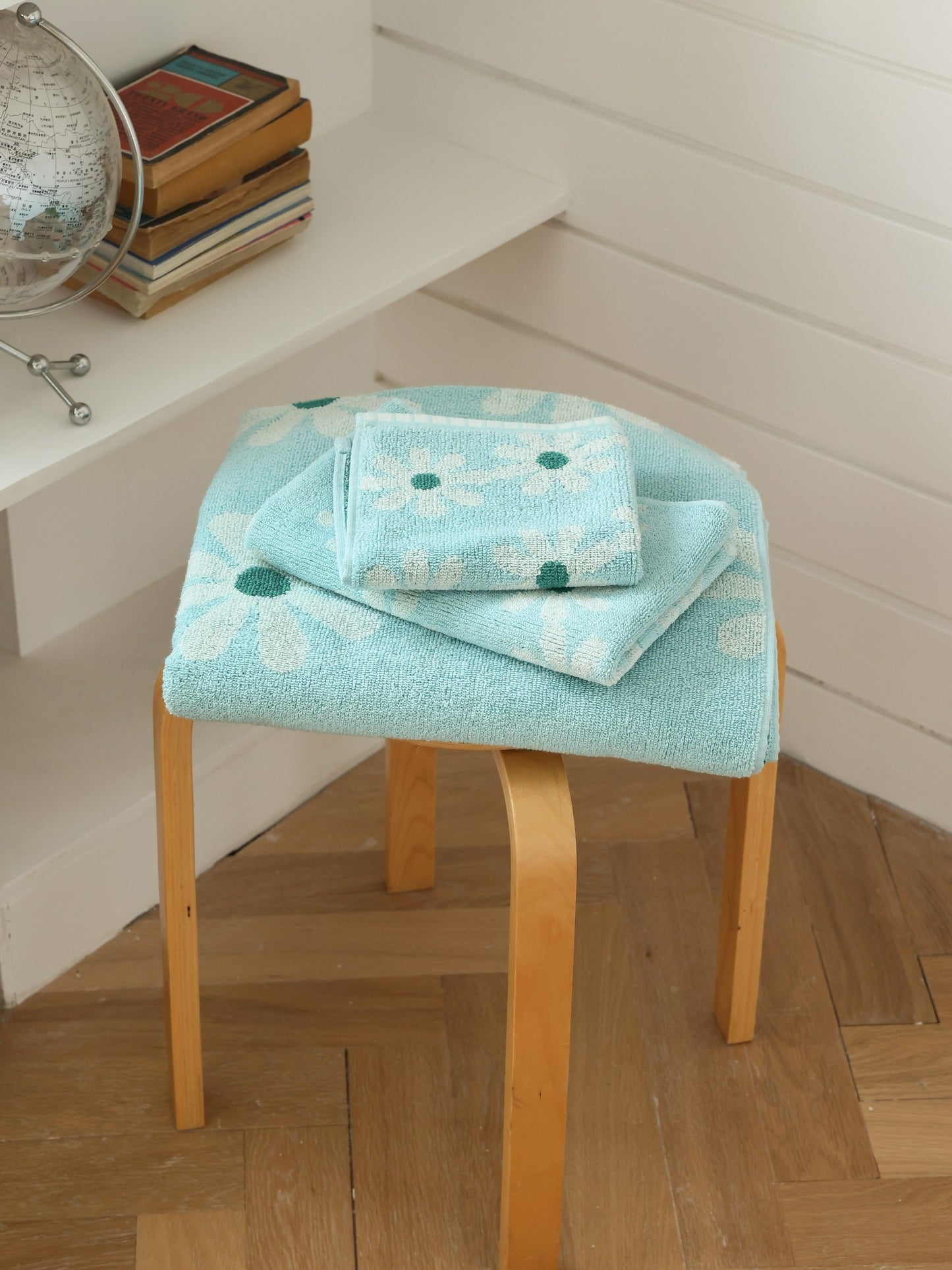 Daisy Jacquard Cotton Bath Towel original reference image 3