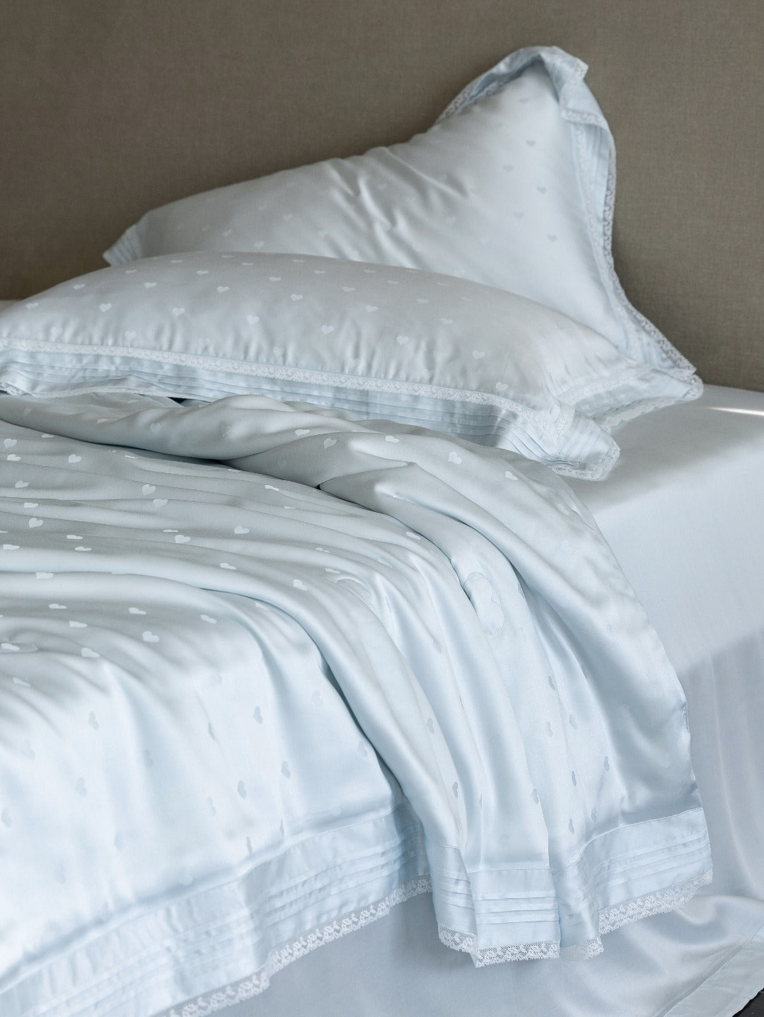 Whisper Heart  Jacquard Comforter - Blue original reference image 2