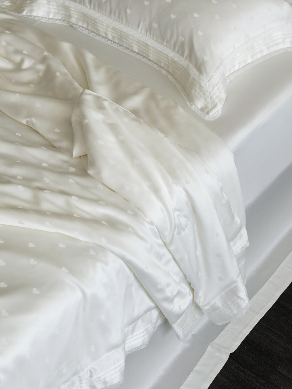 Whisper Heart  Jacquard Comforter - White original reference image 2