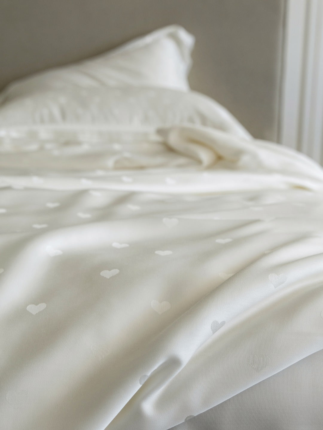 Whisper Heart  Jacquard Comforter - White original reference image 3