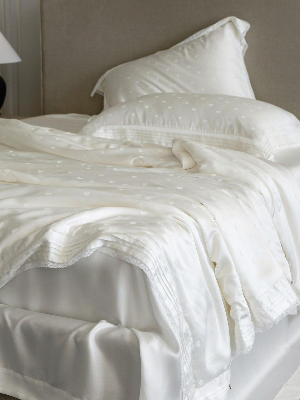 Whisper Heart  Jacquard Comforter - White original reference image 5