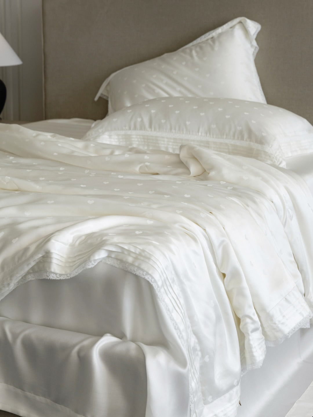 Whisper Heart  Jacquard Comforter - White original reference image 5