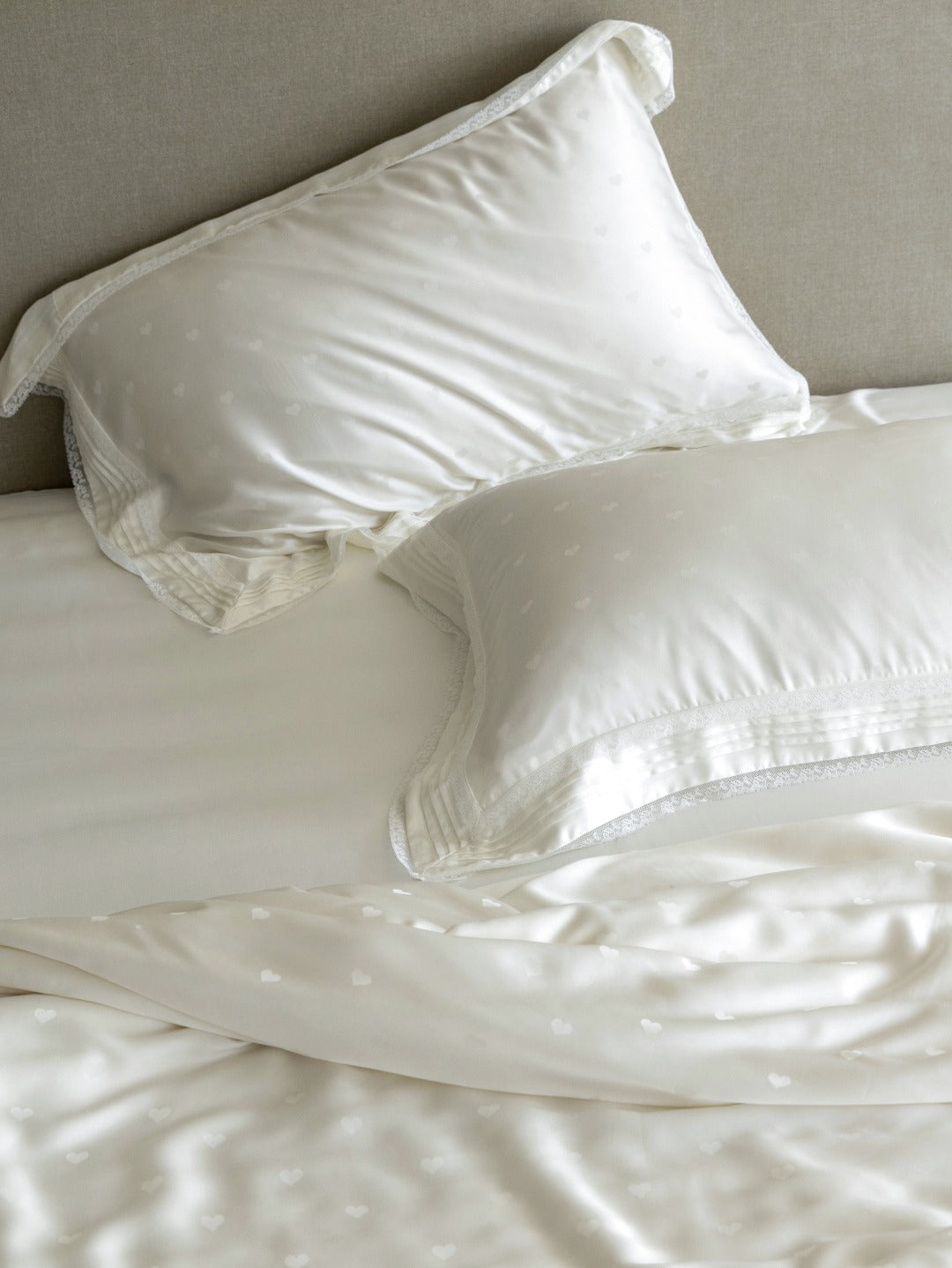Whisper Heart  Jacquard Comforter - White original reference image 6