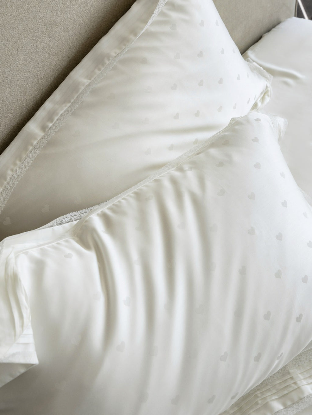 Whisper Heart  Jacquard Comforter - White original reference image 7
