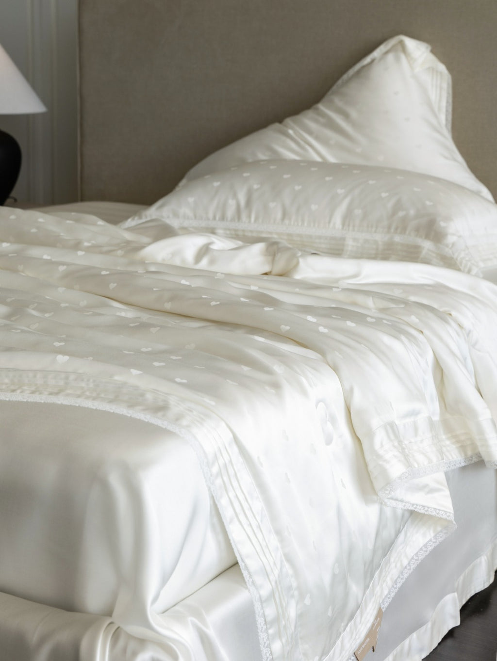 Whisper Heart  Jacquard Comforter - White original reference image 9